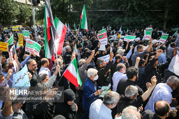 جانب من مسيرة إدانة أعمال الشغب بعد صلاة الجمعة في طهران