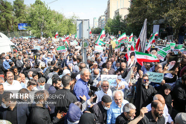 جانب من مسيرة إدانة أعمال الشغب بعد صلاة الجمعة في طهران