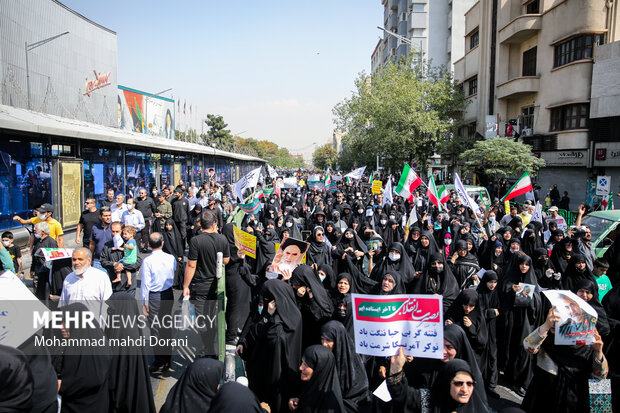 Tahran halkı ülke güvenliği için sokaklarda