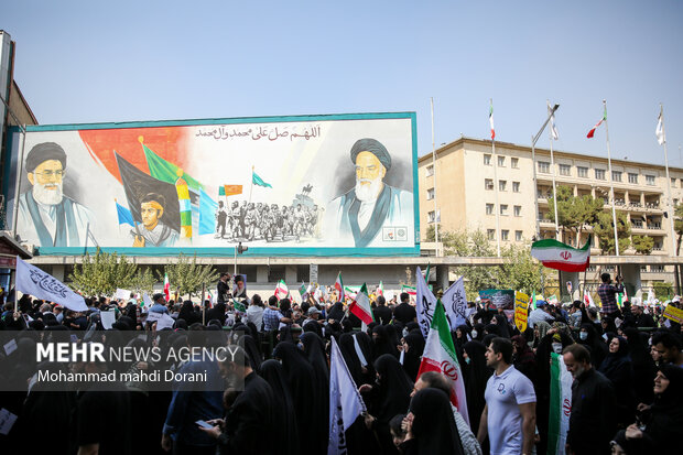 جانب من مسيرة إدانة أعمال الشغب بعد صلاة الجمعة في طهران