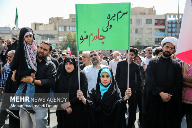 جانب من مسيرة إدانة أعمال الشغب بعد صلاة الجمعة في طهران