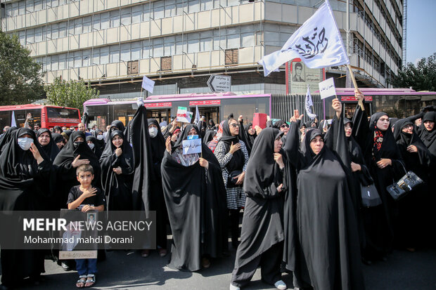 جانب من مسيرة إدانة أعمال الشغب بعد صلاة الجمعة في طهران