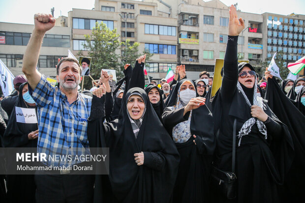 جانب من مسيرة إدانة أعمال الشغب بعد صلاة الجمعة في طهران