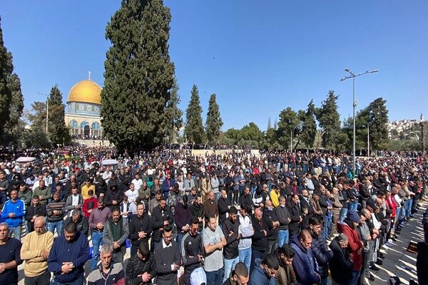 مشارکت ده ها هزار فلسطینی در نماز جمعه مسجدالاقصی
