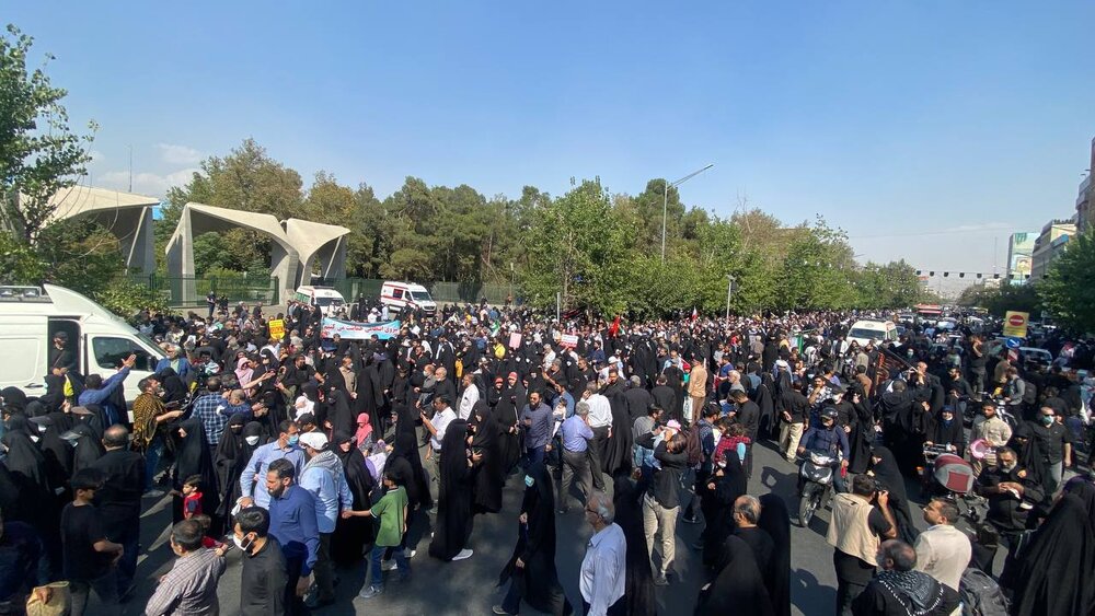 Tehraners hold large anti-rioters rallies after Fri. Prayers