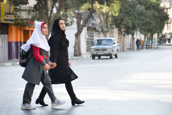 İranlı öğrenciler iki yıl sonra okul heyecanı yaşıyor