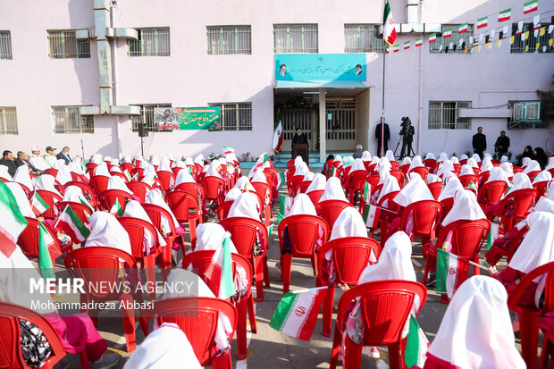 مراسم آغاز سال تحصیلی جدید مدارس صبح شنبه ۲ مهر ۱۴۰۱ با حضور حجت الاسلام سید ابراهیم رئیسی، رئیس جمهور در مدرسه ابتدایی دخترانه شهید فرهاد حسین‌مردی برگزار شد