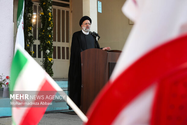 حجت الاسلام سید ابراهیم رئیسی ، رئیس جمهور 
 در حال سخنرانی در مراسم آغاز سال تحصیلی جدید است