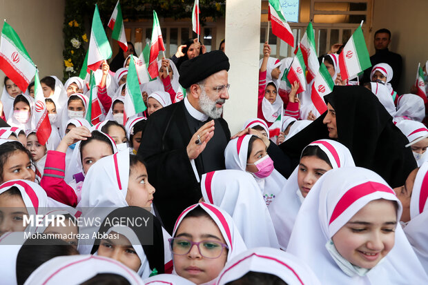 حجت الاسلام سید ابراهیم رئیسی ، رئیس جمهور در حال گفتگو با یکی از معلمان در مراسم آغاز سال تحصیلی جدید است