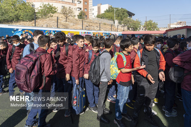 عوارض کوله سنگین مدرسه/از دردهای کمر تا قوز کردن عوارض کوله سنگین مدرسه/از دردهای کمر تا قوز کردن