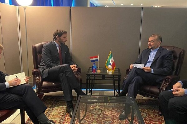 Iran FM holds meeting with Sri Lankan, Dutch FMs    