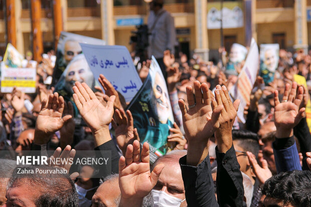 تجمع مردم انقلابی در مقابل خانه علی کریمی