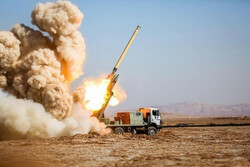 آتش سنگین توپخانه سپاه در منطقه رزمایش ارس/ انهدام اهداف با گلوله‌های هوشمند