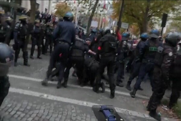 برخورد پلیس فرانسه با عناصر آشوبگر مقابل سفارت ایران