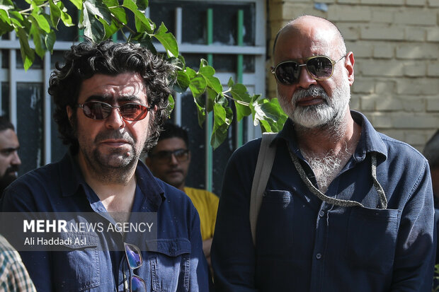 مجید برزگر کارگردان و تهیه کننده سینما در مراسم تشییع و خاکسپاری هنرمند فقید امین تارخ حضور دارد