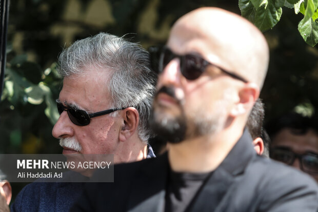 همایون اسعدیان کارگردان سینما و تلویزیون در  مراسم تشییع و خاکسپاری هنرمند فقید امین تارخ حضور دارد