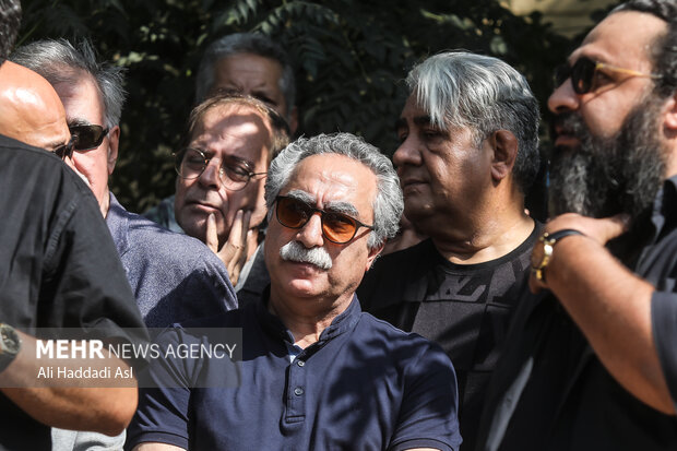 فرهاد توحیدی فیلمنامه نویس  در  مراسم تشییع و خاکسپاری هنرمند فقید امین تارخ حضور دارد
