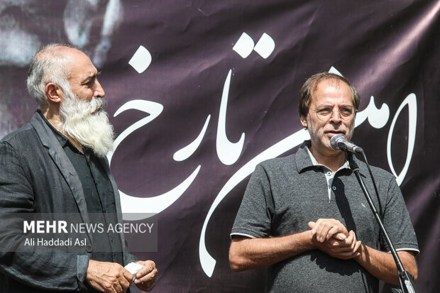 عبدالجبار کاکایی شاعر و نویسنده  در  مراسم تشییع و خاکسپاری هنرمند فقید امین تارخ حضور دارد
