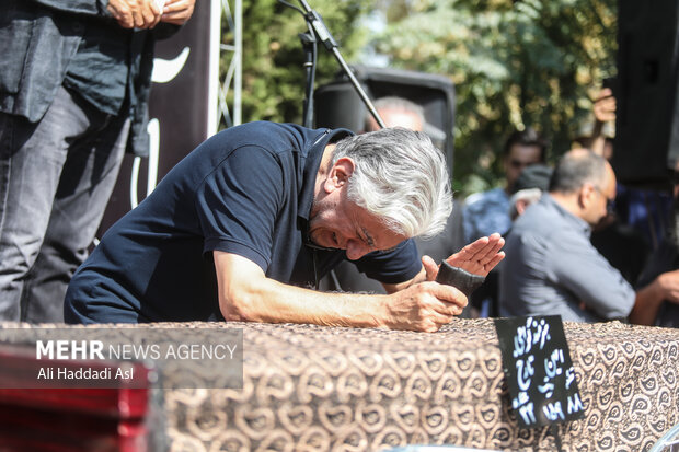 رضا کیانیان بازیگر سینما تئاتر و تلویزیون  در  مراسم تشییع و خاکسپاری هنرمند فقید امین تارخ حضور دارد