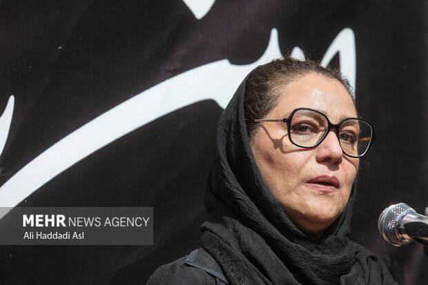 شبنم مقمی بازیگر در حال سخنرانی در مراسم تشییع و خاکسپاری پیکر امین تارخ است