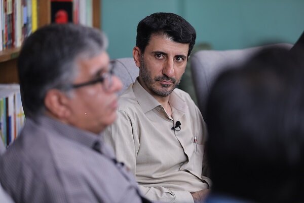 دهقان: بخشی از آثار جنگ، تاریخسازی میکنند نه تاریخنگاری