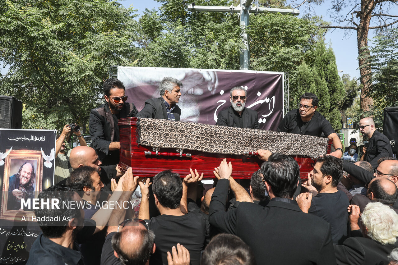 مراسم تشییع و خاکسپاری امین تارخ +عکس حاضران https://media.mehrnews.com/d/2022/09/26/4/4292336.jpg?ts=1664185965569