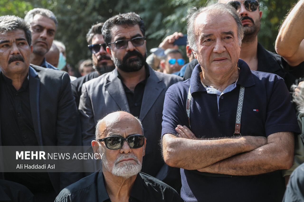 مراسم تشییع و خاکسپاری امین تارخ +عکس حاضران https://media.mehrnews.com/d/2022/09/26/4/4292342.jpg?ts=1664185972273