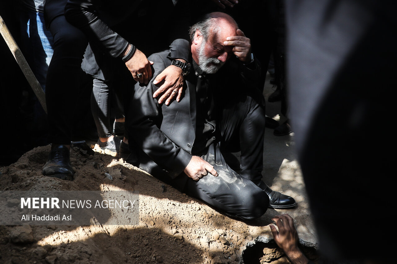 مراسم تشییع و خاکسپاری امین تارخ +عکس حاضران https://media.mehrnews.com/d/2022/09/26/4/4292375.jpg?ts=1664186091230