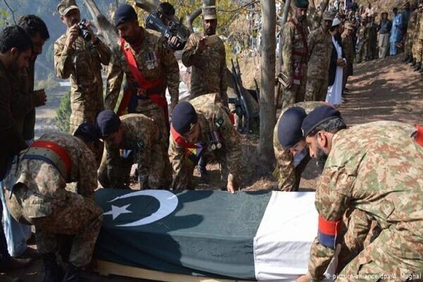 4 Pakistani soldiers killed in border terrorist attack 