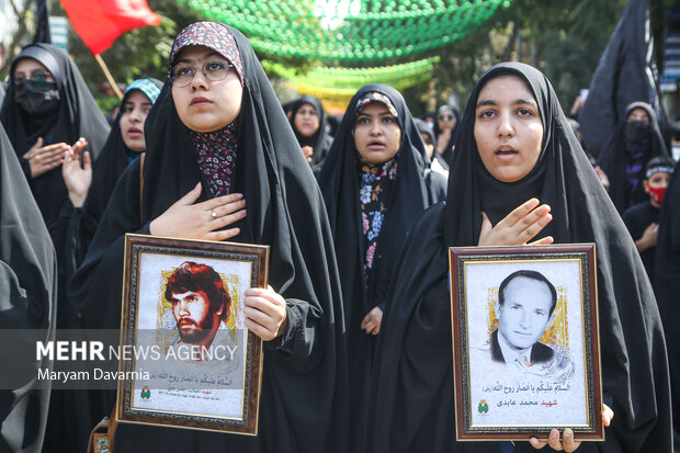 نسل دختران امروز از آرمان های انقلاب فاصله نگرفته است