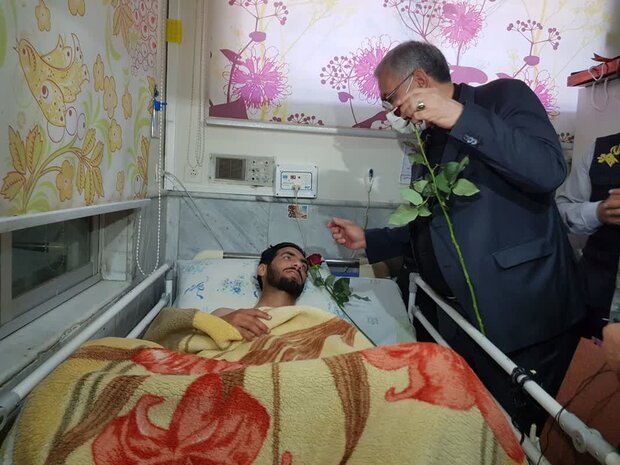 وزیر بهداشت از مأمور انتظامی مجروح شده در اغتشاشات مشهد عیادت کرد
