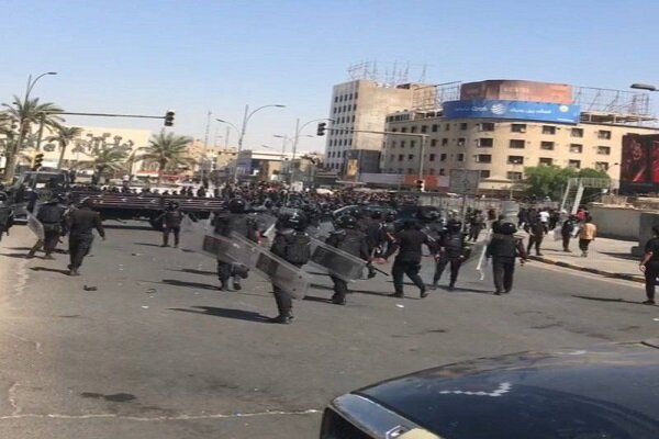 درگیری نیروهای امنیتی عراق با تظاهرکنندگان در بغداد+فیلم
