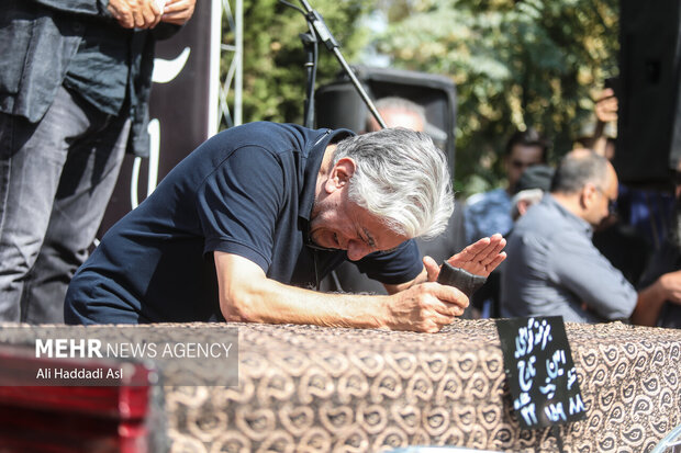 رضا کیانیان بازیگر سینما تئاتر و تلویزیون در مراسم تشییع و خاکسپاری هنرمند فقید امین تارخ حضور دارد