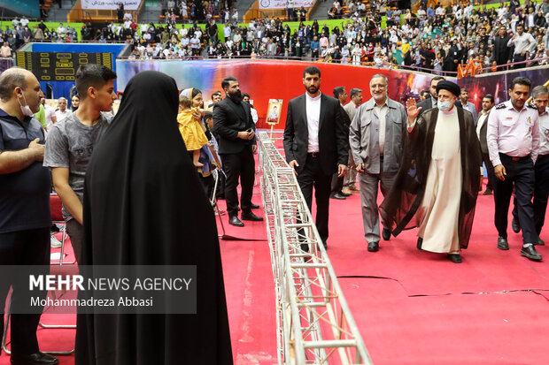 حجت الاسلام سید ابراهیم رئیسی ، رئیس جمهور در حال ورود به محل برگزاری مراسم گرامیداشت روز آتش نشان است