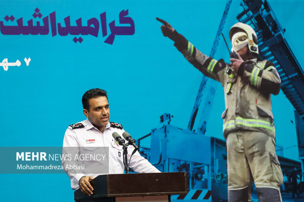  قدرت‌اله محمدی رئیس سازمان آتش نشانی در حال سخنرانی در مراسم گرامیداشت روز آتش نشان است