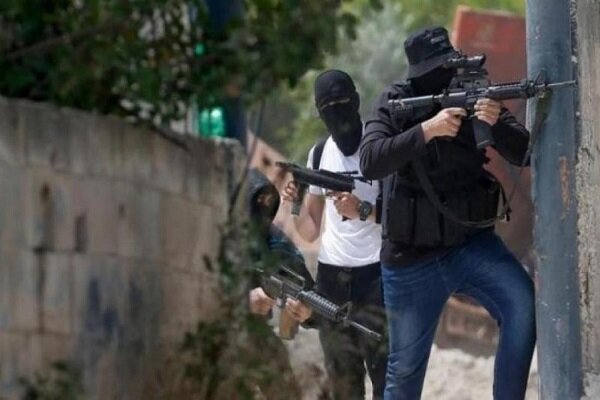 تیراندازی مبارزان فلسطینی به خودروی صهیونیستها در الخلیل