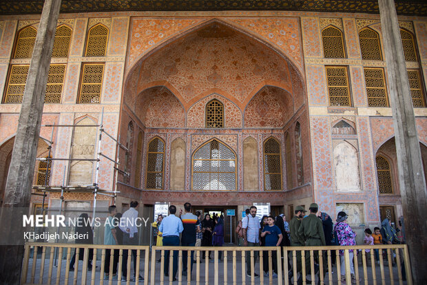 بازدید گردشگران خارجی از بناهای تاریخی اصفهان