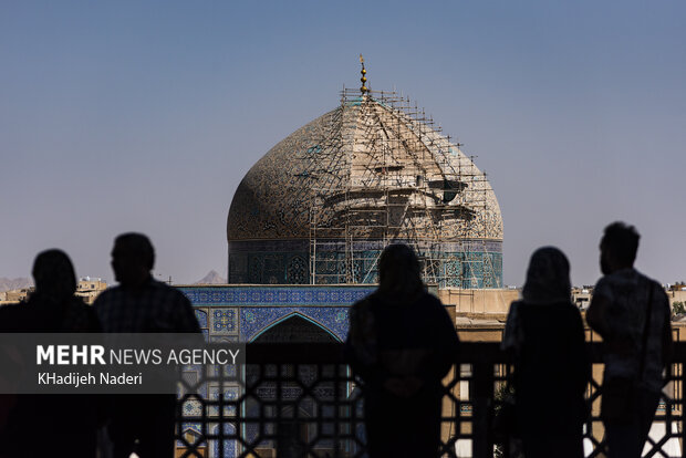 بازدید گردشگران خارجی از بناهای تاریخی اصفهان