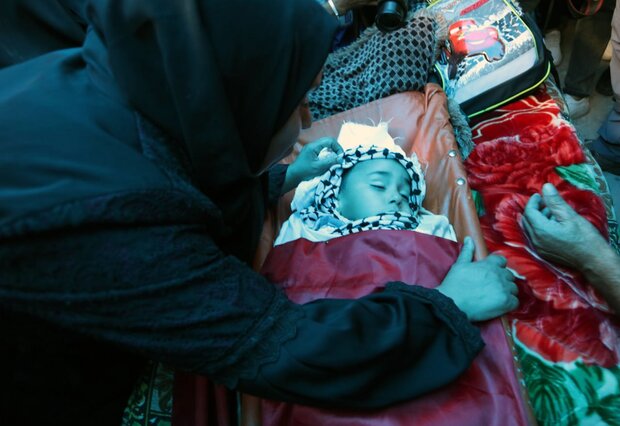 حضور گسترده در مراسم تشییع پیکر کودک شهید فلسطینی + تصاویر