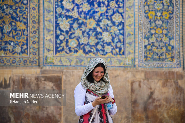 بازدید گردشگران خارجی از بناهای تاریخی اصفهان