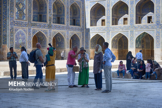 بازدید گردشگران خارجی از بناهای تاریخی اصفهان