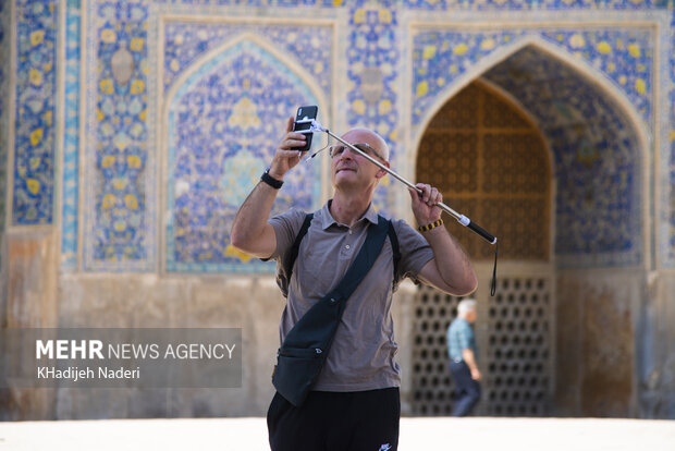 بازدید گردشگران خارجی از بناهای تاریخی اصفهان