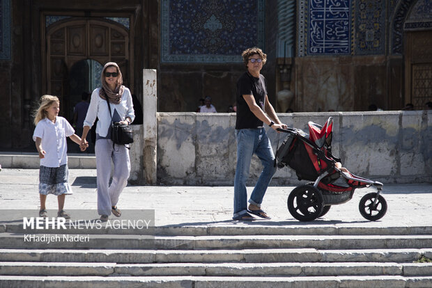 بازدید گردشگران خارجی از بناهای تاریخی اصفهان