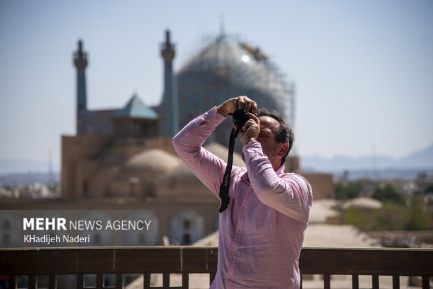 بازدید گردشگران خارجی از بناهای تاریخی اصفهان