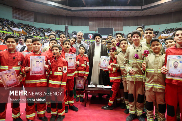 حجت الاسلام سید ابراهیم رئیسی ، رئیس جمهور در مراسم گرامیداشت روز آتش نشان که در استادیوم داوزده هزار نفری آزادی برگزار شد حضور دارد