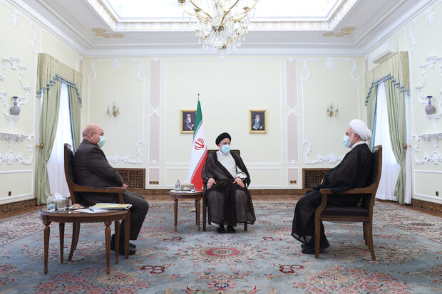 رسانهها و نخبگان توطئههای ایرانستیزان و دشمنان را تبیین کنند