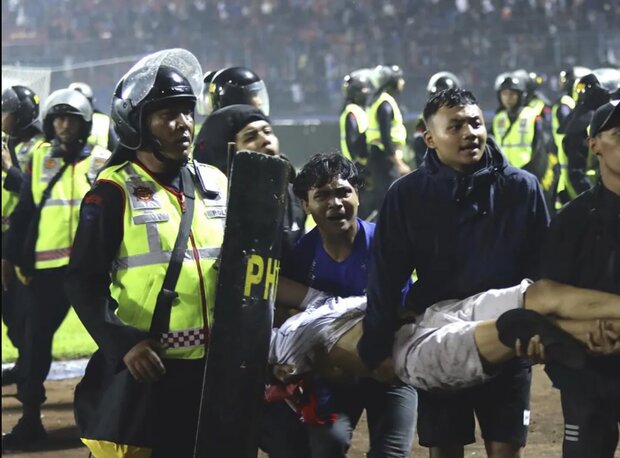 حداقل ۱۲۷ نفر پس از یک مسابقه فوتبال کشته شدند