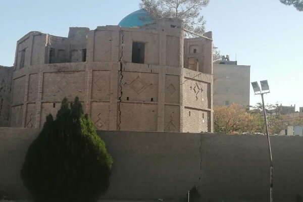 نفسهای بریده ارگ تاریخی شهر/ بهارستان نیاز به امداد فوری دارد نفسهای بریده ارگ تاریخی شهر/ بهارستان نیاز به امداد فوری دارد