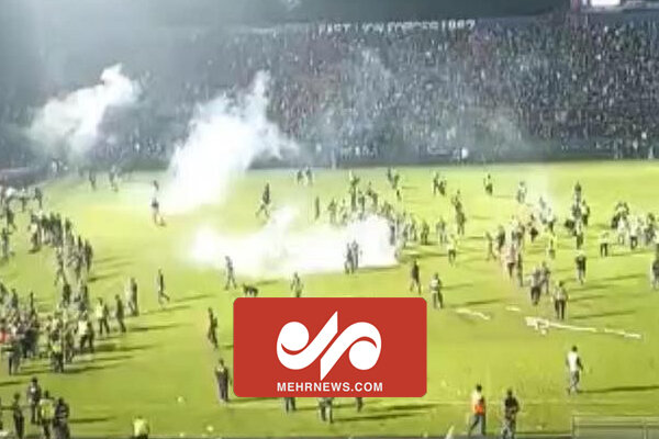 فاجعه انسانی در فوتبال اندونزی/ ۳۰۰ نفر کشته یا زخمی شدند