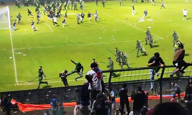 فاجعه فوتبالی در اندونزی/ کشته شدن ۱۲۷ نفر و تعلیق مسابقات لیگ